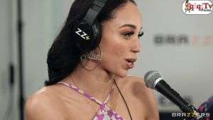 Röpörtaj yaparken azgın sunucuyu sikiyorum Porno izle