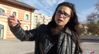 Diş telleriyle üniversiteli Mira ilk analını sokakta patlatıyor